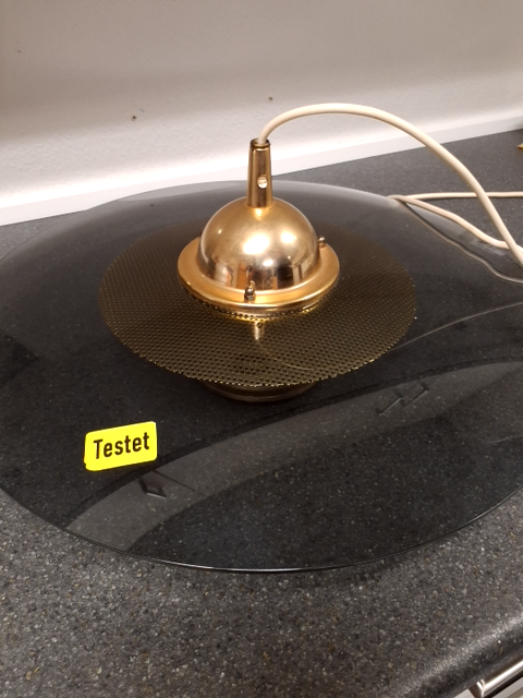 Messing lampe med røgvarer glasskærm svensk design